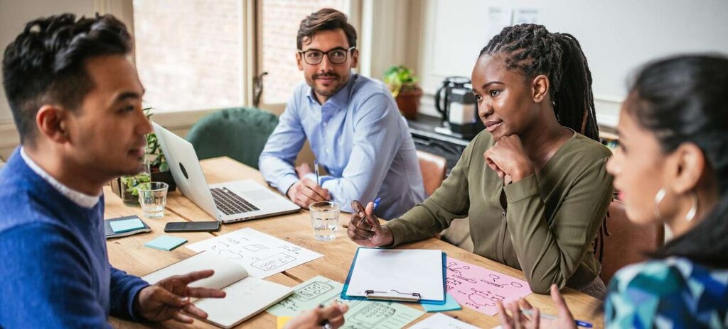 equipe reunida realizando comunicação com o cliente