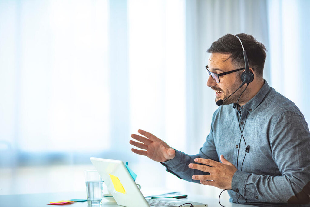 homem em reunião online usando voip