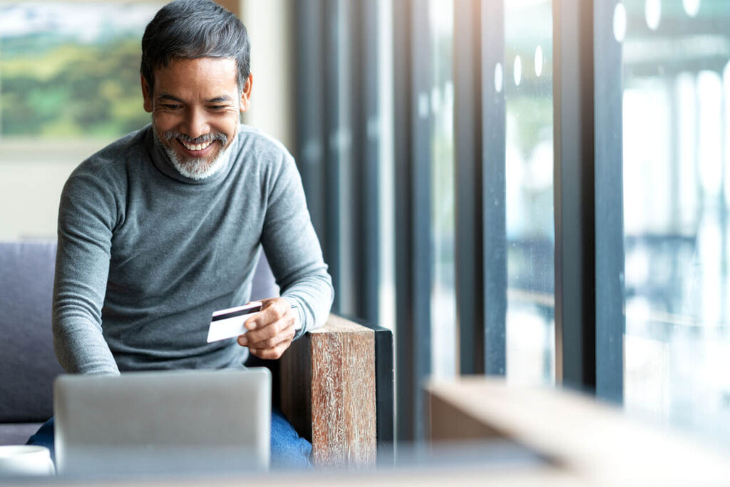 homem usando o computador para realizar compra, depois de uma boa estratégia de customer experience