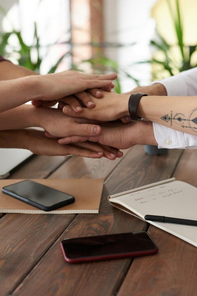 pessoas com as mãos reunidas, representando a comunicação omnichannel